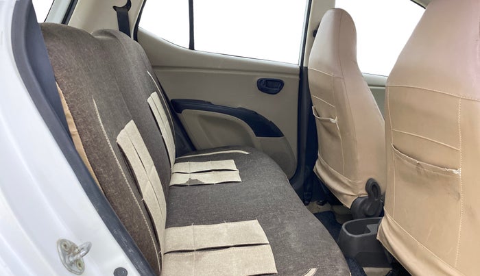 2016 Hyundai i10 MAGNA 1.1, CNG, Manual, 1,31,580 km, Right Side Rear Door Cabin