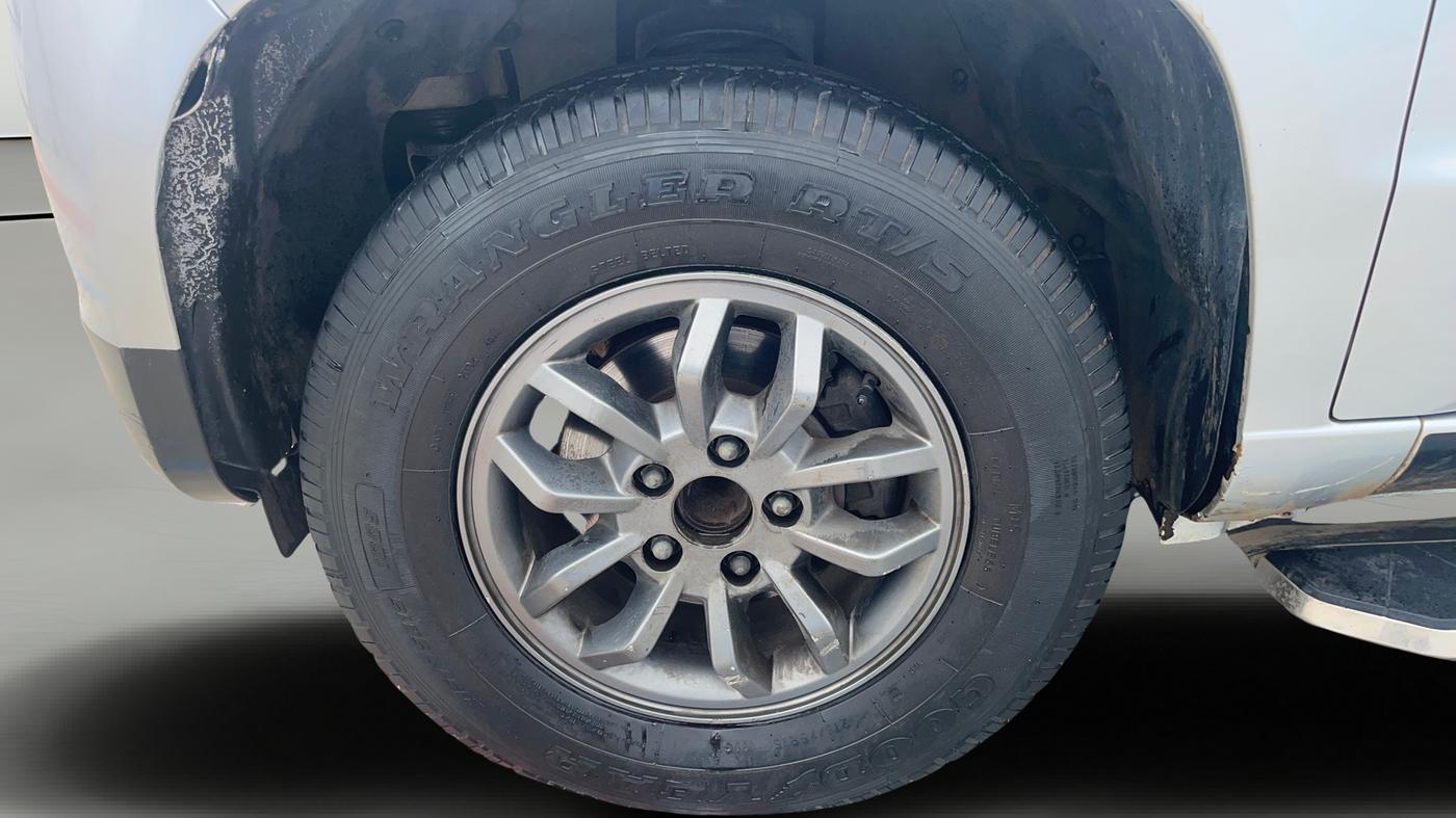 2017 Mahindra TUV300 T10, Diesel, Manual, 1,16,846 km, Left Front Wheel