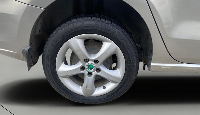 2012 Skoda Rapid ELEGANCE 1.6 MPI AT, Petrol, Automatic, 38,001 km, Right Rear Wheel