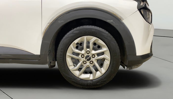 2023 KIA CARENS PRESTIGE 1.5 DIESEL IMT 7 STR, Diesel, Manual, 1,02,184 km, Right Front Wheel