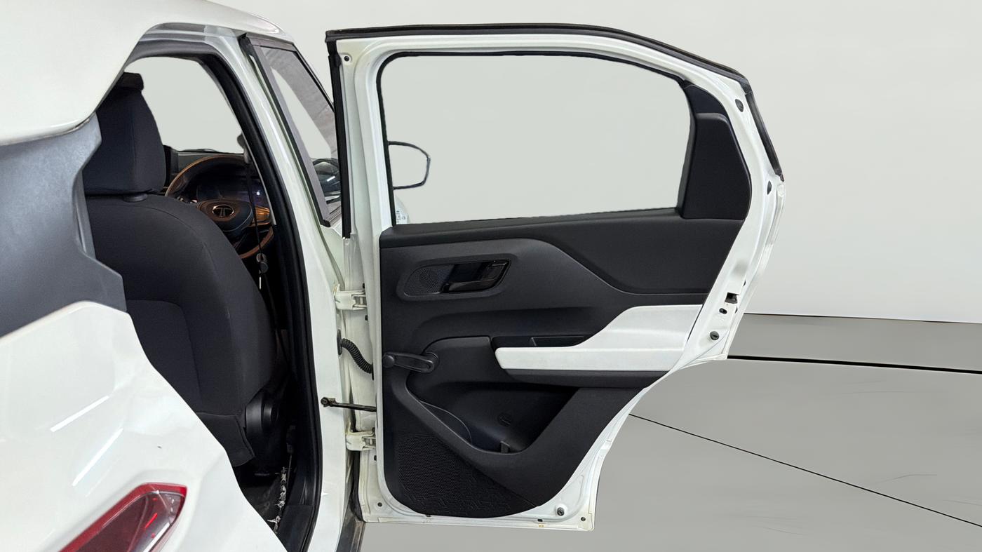 2024 Tata PUNCH PURE MT CNG, CNG, Manual, 27,604 km, RHS Rear Door