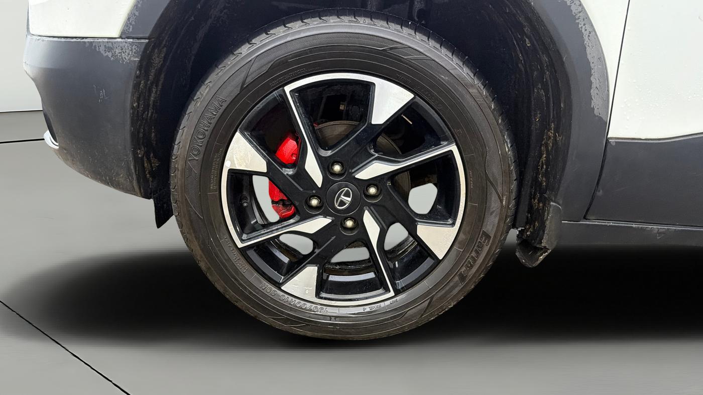 2023 Tata PUNCH ACCOMPLISHED DAZZLE SUNROOF CNG MT, CNG, Manual, 81,360 km, Left Front Wheel