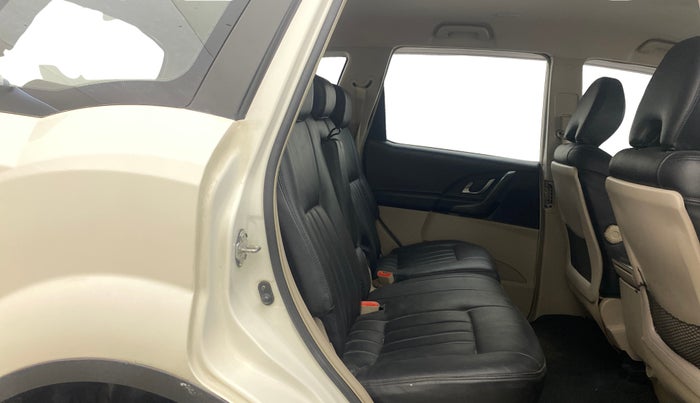 2017 Mahindra XUV500 W6 AT, Diesel, Automatic, 1,28,835 km, Right Side Rear Door Cabin