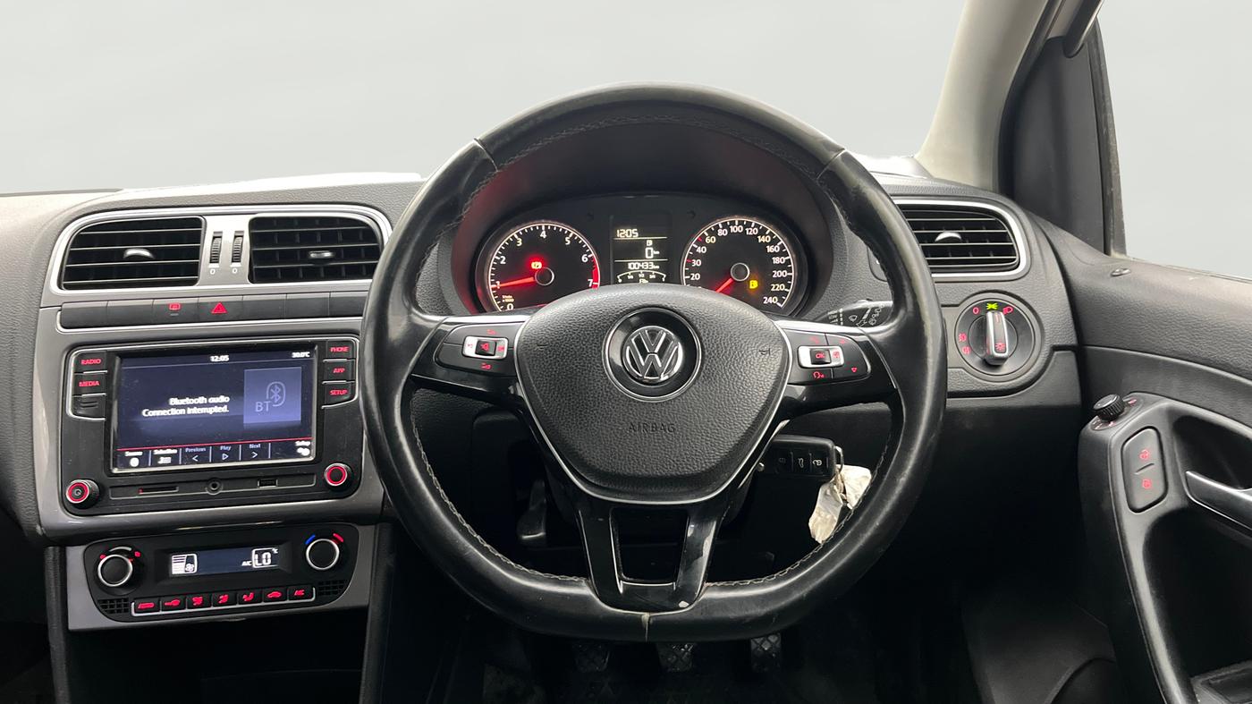 2017 Volkswagen Polo HIGHLINE PLUS 1.2(16 ALLOY, Petrol, Manual, 1,00,384 km, Steering Wheel Close Up