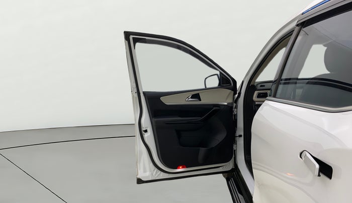 2022 Mahindra XUV700 AX 7 LUXURY P AT 7 STR, Petrol, Automatic, 38,547 km, LHS Front Door