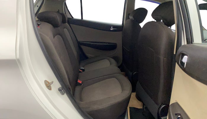 2012 Hyundai i20 SPORTZ 1.4 AT, Petrol, Automatic, 99,234 km, Right Side Rear Door Cabin