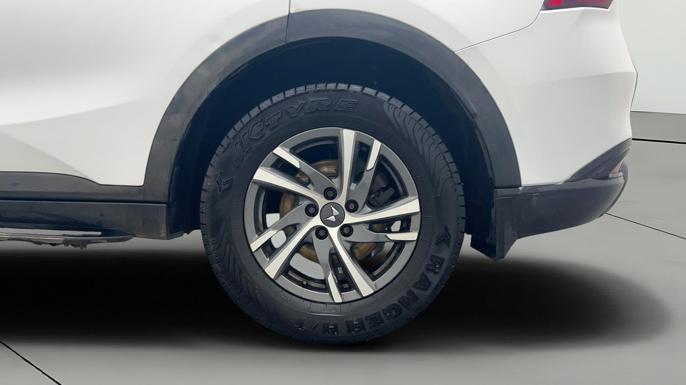 2023 Mahindra XUV700 AX 5 D AT 7 STR, Diesel, Automatic, 1,26,913 km, Left Rear Wheel