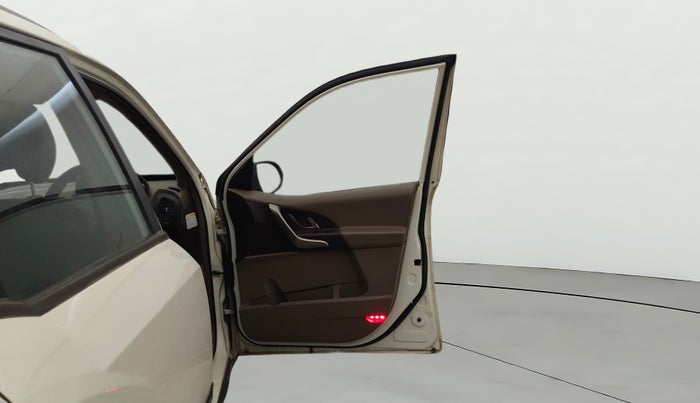 2017 Mahindra XUV500 W6, Diesel, Manual, 96,266 km, RHS Front Door