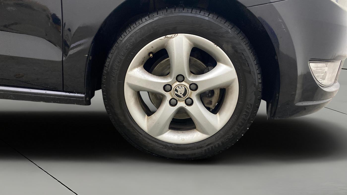 2013 Skoda Rapid ELEGANCE 1.6 TDI CR MT, Diesel, Manual, 1,37,813 km, Right Front Wheel