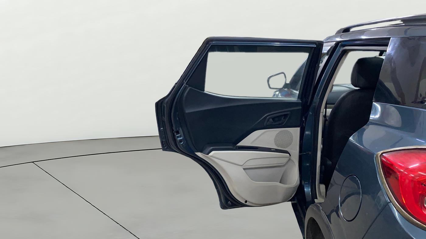 2022 Mahindra XUV300 W6 1.2 PETROL, Petrol, Manual, 39,615 km, LHS Rear Door
