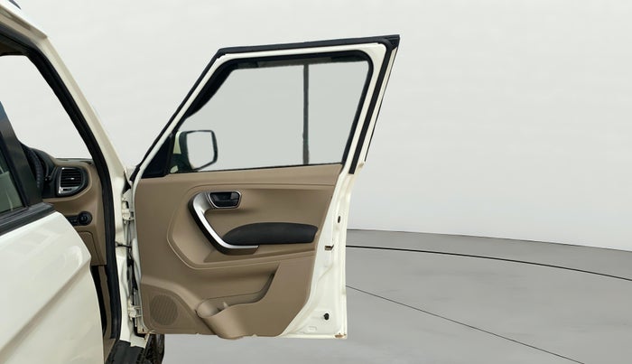 2019 Mahindra TUV300 T10, Diesel, Manual, 46,232 km, RHS Front Door