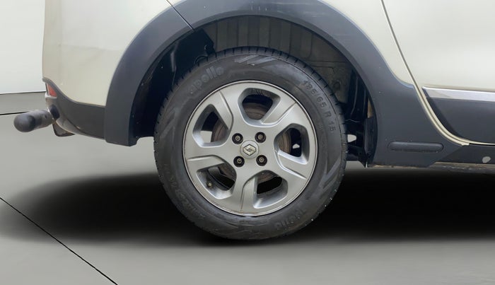 2015 Renault Lodgy 110 PS RXZ STEPWAY 8 STR, Diesel, Manual, 28,953 km, Right Rear Wheel