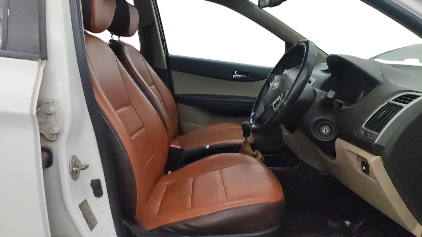 2013 Hyundai i20 SPORTZ 1.2, CNG, Manual, 95,821 km, Right Side Front Door Cabin