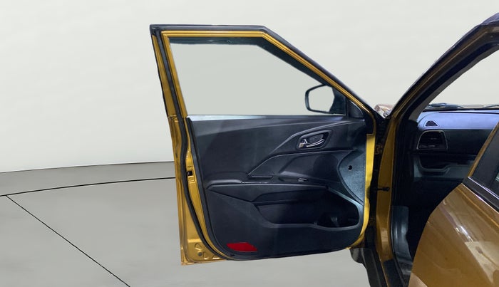 2023 Mahindra XUV300 W8(O) 1.2 PETROL DUAL TONE, Petrol, Manual, 58,758 km, LHS Front Door