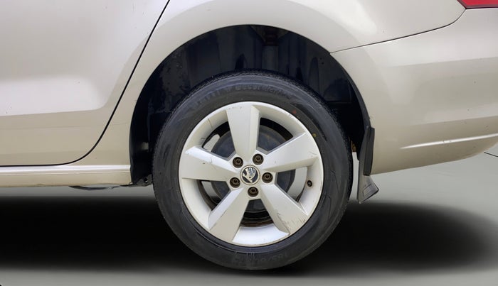 2015 Skoda Rapid ELEGANCE 1.6 MPI MT, Petrol, Manual, 75,596 km, Left Rear Wheel