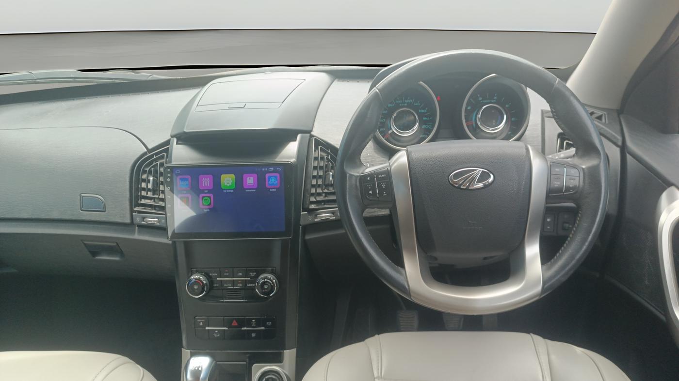 2019 Mahindra XUV500 W9, Diesel, Manual, 1,21,839 km, Steering Wheel Close Up