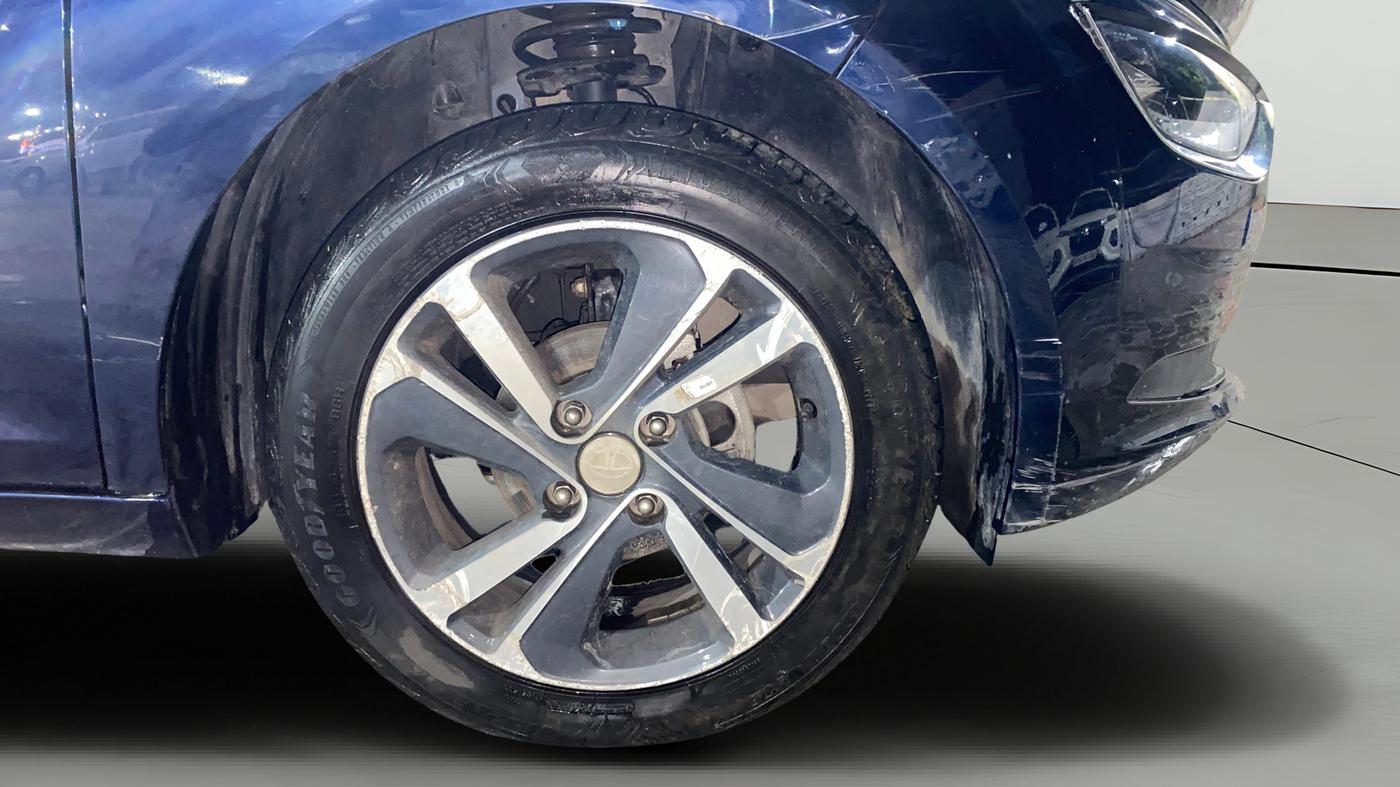 2023 Tata ALTROZ XZ PLUS PETROL, Petrol, Manual, 10,449 km, Right Front Wheel