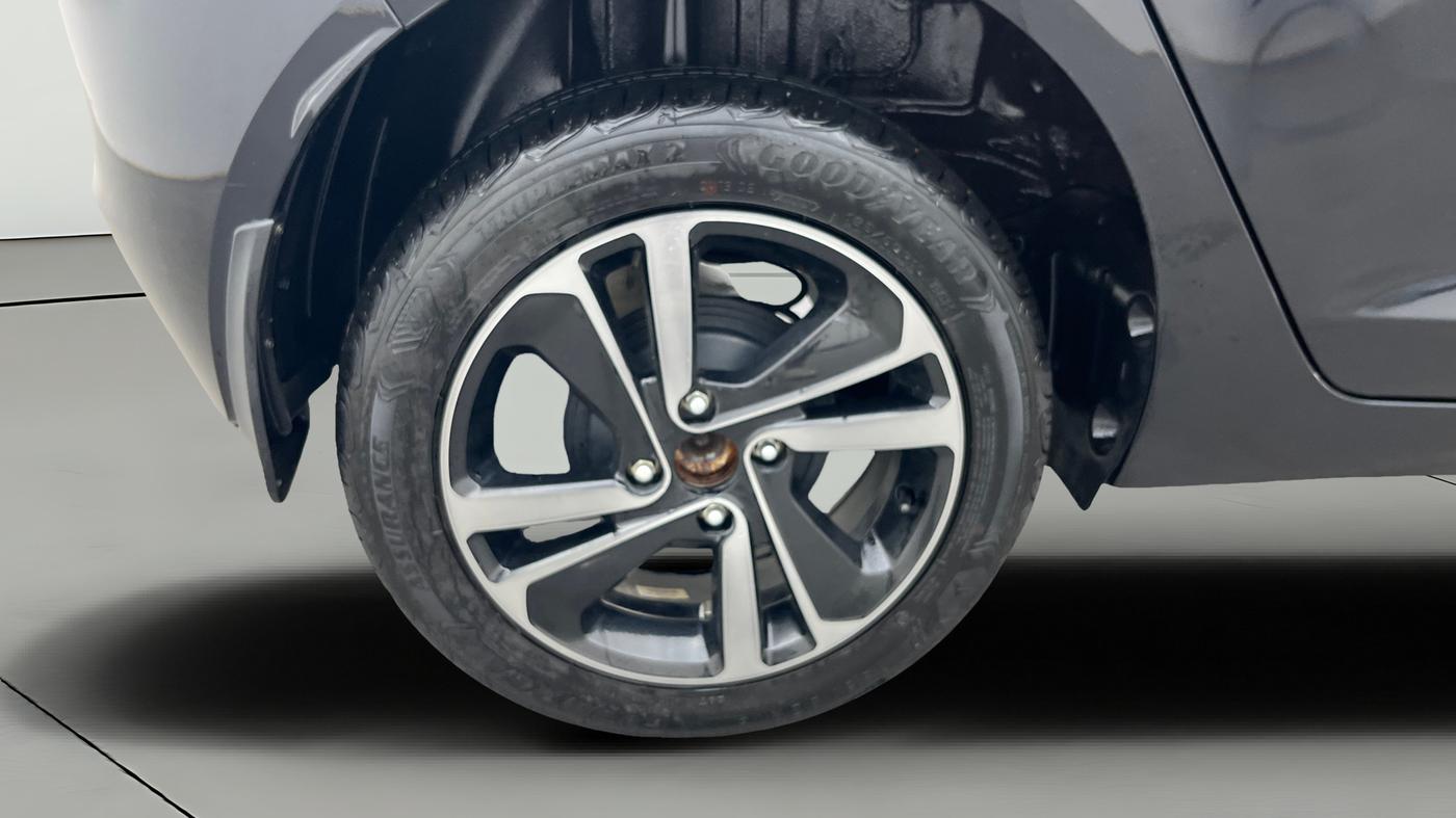 2025 Tata ALTROZ XZA Plus (S) Lux Dark Edition, Petrol, Automatic, 8,019 km, Right Rear Wheel