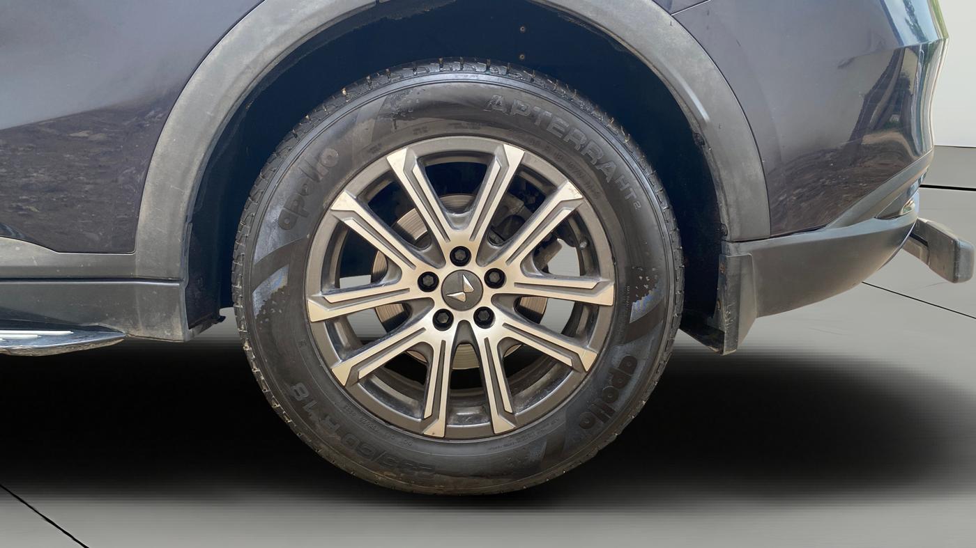 2021 Mahindra XUV700 AX 7 LUXURY P AT 7 STR, Petrol, Automatic, 65,764 km, Left Rear Wheel