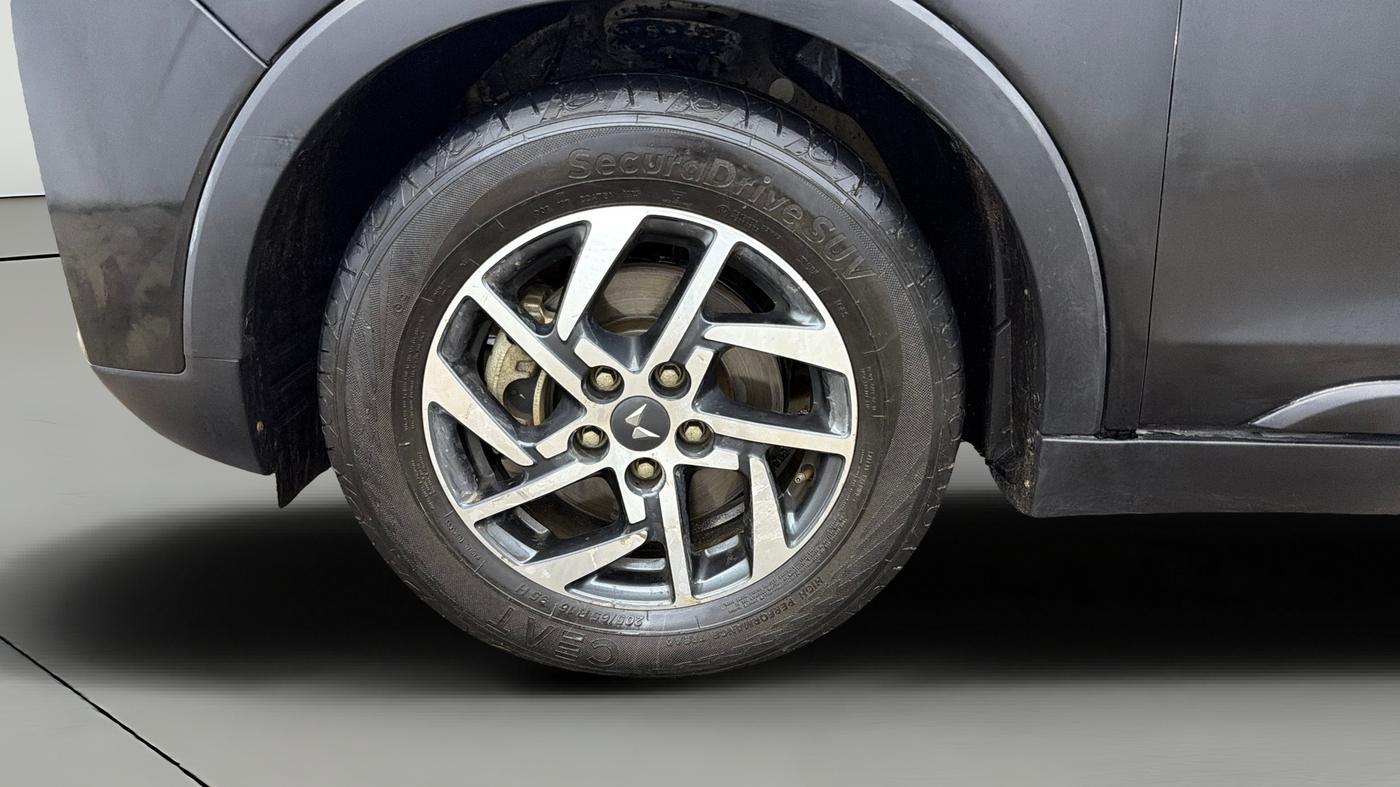 2023 Mahindra XUV300 W8 (O) 1.2 PETROL, Petrol, Manual, 48,101 km, Left Front Wheel