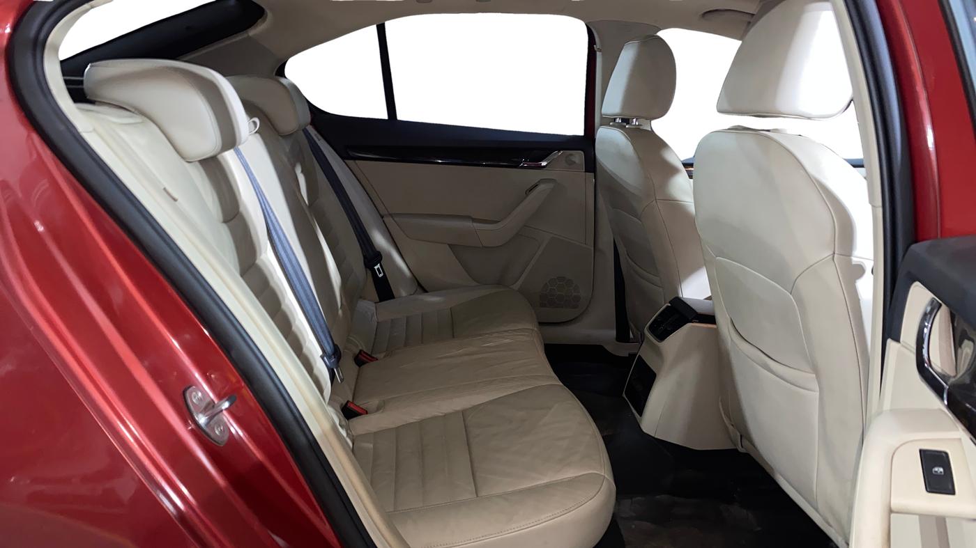 2016 Skoda Octavia STYLE PLUS AT 1.8 TSI, Petrol, Automatic, 53,253 km, Right Side Rear Door Cabin