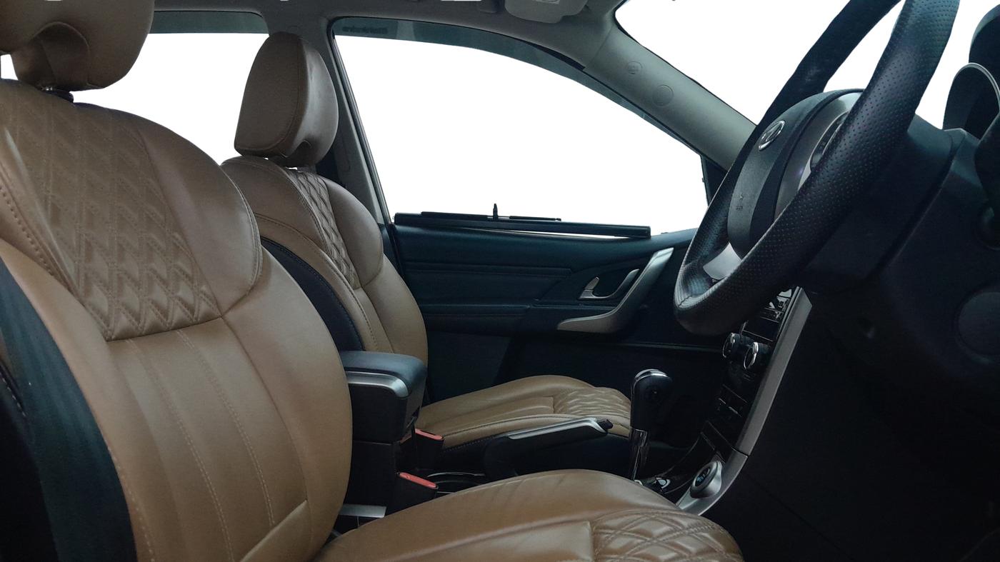 2018 Mahindra XUV500 W11 AT, Diesel, Automatic, 61,563 km, Right Side Front Door Cabin