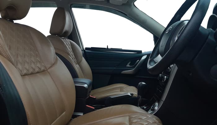 2018 Mahindra XUV500 W11 AT, Diesel, Automatic, 61,563 km, Right Side Front Door Cabin