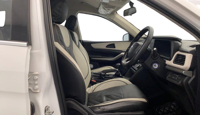 2022 Mahindra XUV700 MX D MT 5 STR, Diesel, Manual, 65,165 km, Right Side Front Door Cabin