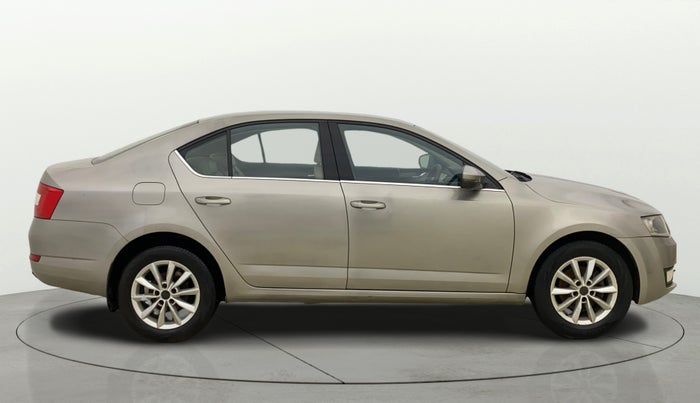 2014 Skoda Octavia AMBITION 1.4 TSI, Petrol, Manual, 1,00,585 km, Right Side View