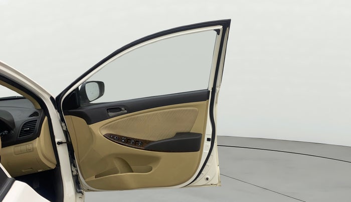 2016 Hyundai Verna 1.6 VTVT SX, Petrol, Manual, 82,845 km, RHS Front Door