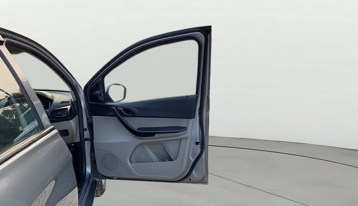 2019 Tata Tiago XT PETROL, CNG, Manual, 1,15,357 km, RHS Front Door