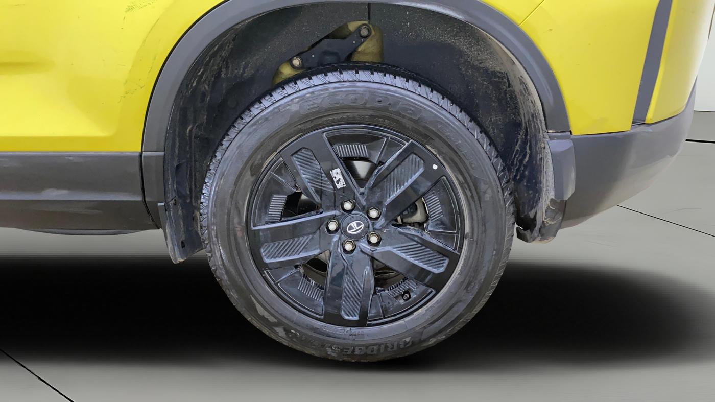 2023 Tata Harrier FEARLESS PLUS DUAL TONE AT, Diesel, Automatic, 27,867 km, Left Rear Wheel