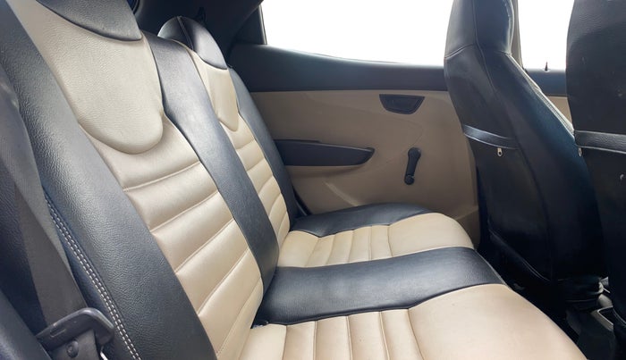 2014 Hyundai Eon MAGNA +, Petrol, Manual, 1,09,021 km, Right Side Rear Door Cabin