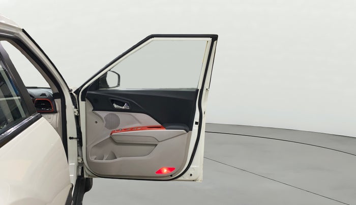 2021 Mahindra XUV300 W8 (O) 1.5 DIESEL AMT, Diesel, Automatic, 60,064 km, RHS Front Door