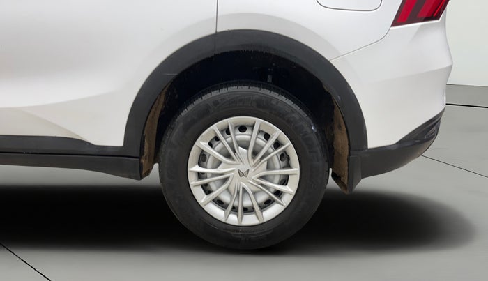 2023 Mahindra XUV700 MX P MT 5 STR, Petrol, Manual, 23,750 km, Left Rear Wheel