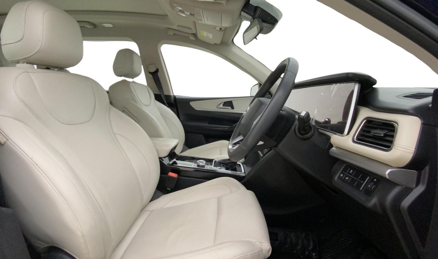 2025 Mahindra XUV700 AX 7 LUXURY D AT 7 STR, Diesel, Automatic, 15,433 km, Right Side Front Door Cabin
