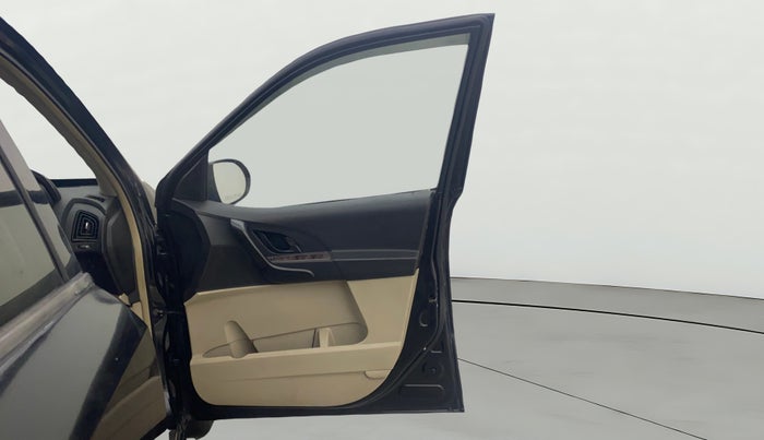 2016 Mahindra XUV500 W4, Diesel, Manual, 1,39,463 km, RHS Front Door