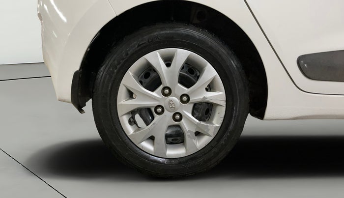 2016 Hyundai Grand i10 MAGNA 1.2 KAPPA VTVT, CNG, Manual, 1,37,728 km, Right Rear Wheel