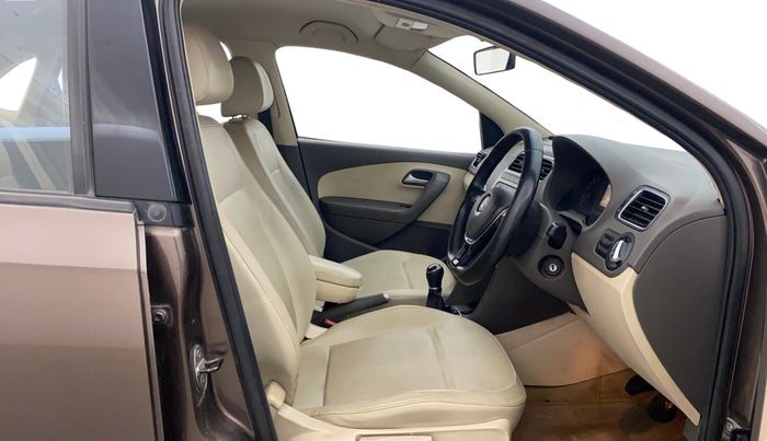 2015 Volkswagen Vento HIGHLINE 1.6 MPI, Petrol, Manual, 71,482 km, Right Side Front Door Cabin