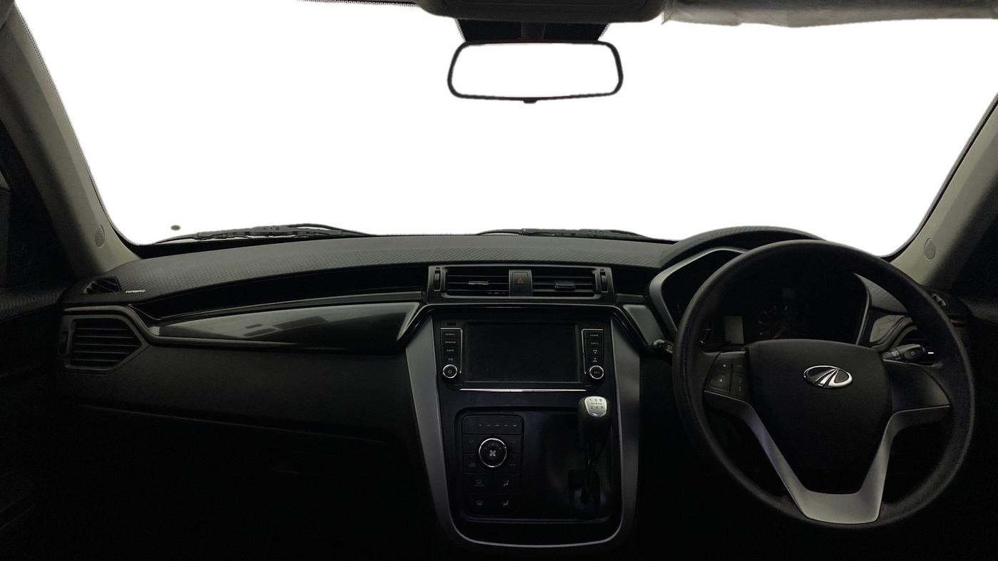 2018 Mahindra KUV 100 NXT K8 P 6 STR DUAL TONE, Petrol, Manual, 23,253 km, Dashboard