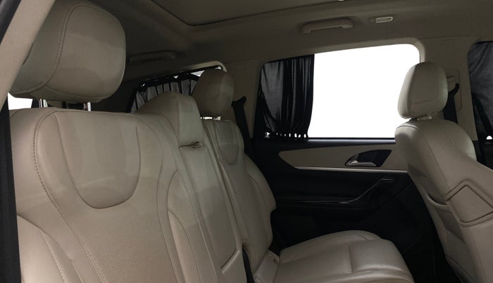 2022 Mahindra XUV700 AX 7 LUXURY D AT 7 STR, Diesel, Automatic, 93,680 km, Right Side Rear Door Cabin
