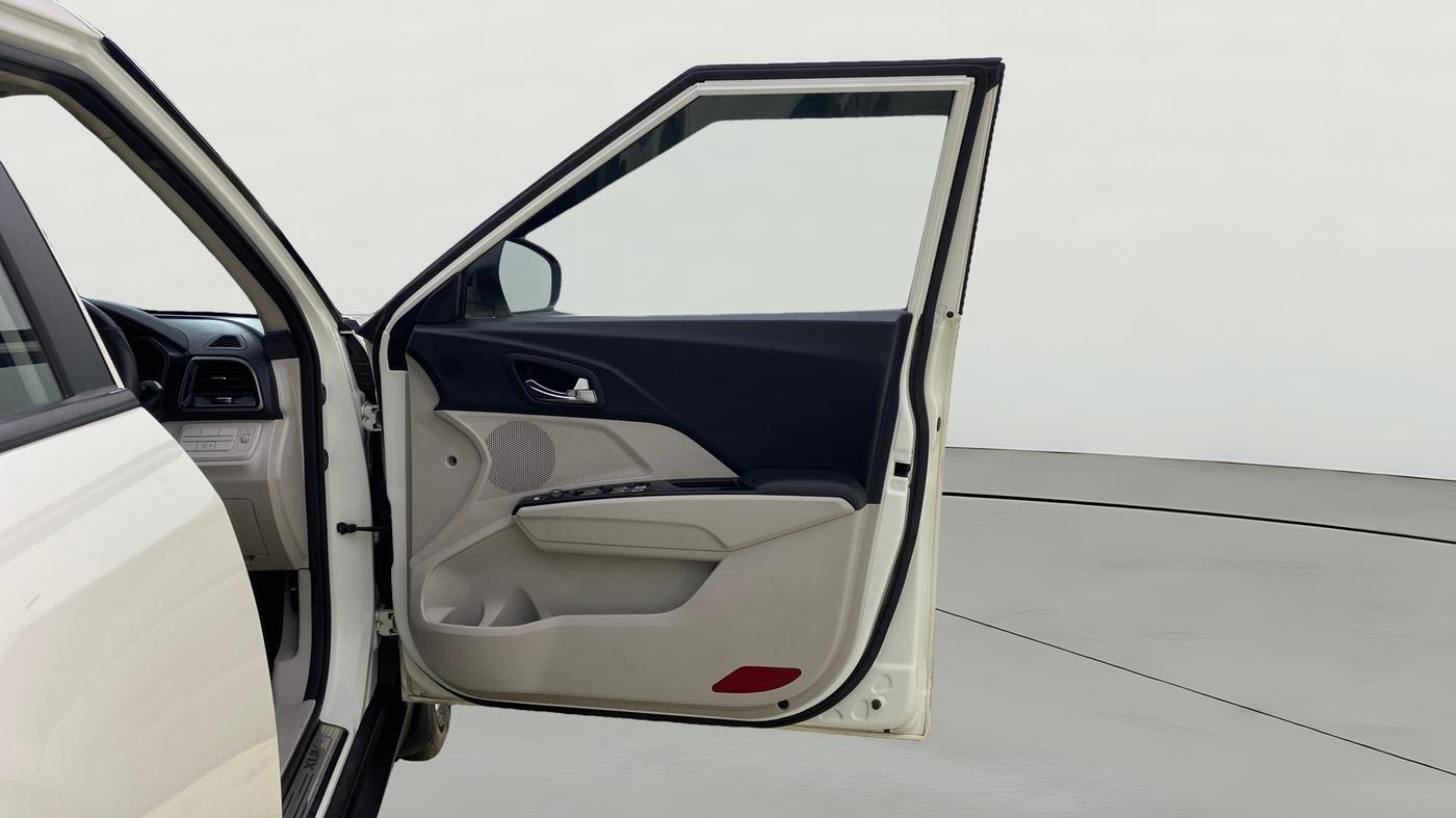 2022 Mahindra XUV300 W8 1.2 PETROL, Petrol, Manual, 62,411 km, RHS Front Door