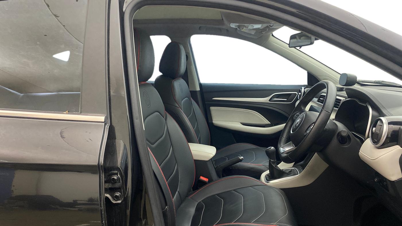 2022 MG ASTOR SMART 1.5 MT, Petrol, Manual, 38,946 km, Right Side Front Door Cabin