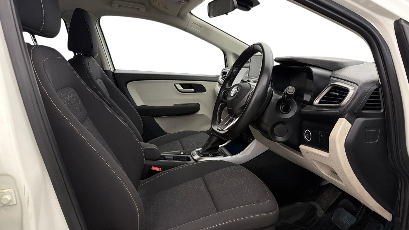 2024 Tata ALTROZ XZA, Petrol, Automatic, 40,033 km, Right Side Front Door Cabin