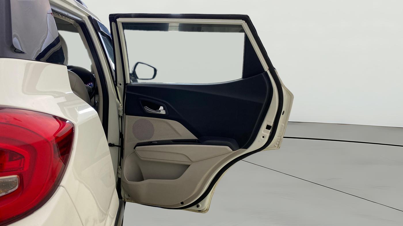2022 Mahindra XUV300 W8 (O) 1.5 DIESEL, Diesel, Manual, 1,47,204 km, RHS Rear Door