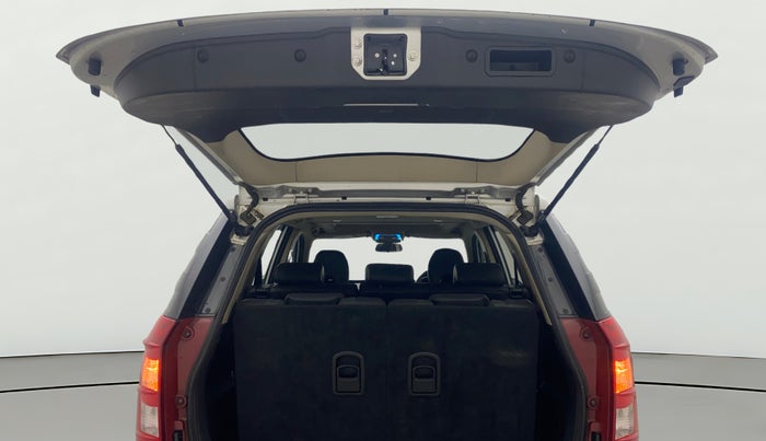 2017 Mahindra XUV500 W10 AT, Diesel, Automatic, 91,905 km, Boot Door Open