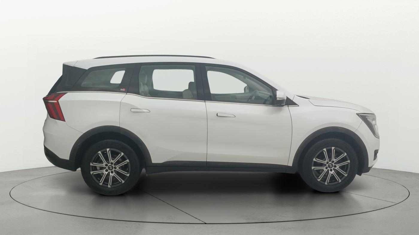 2023 Mahindra XUV700 AX 7 LUXURY P AT 7 STR, Petrol, Automatic, 42,955 km, Right Side View