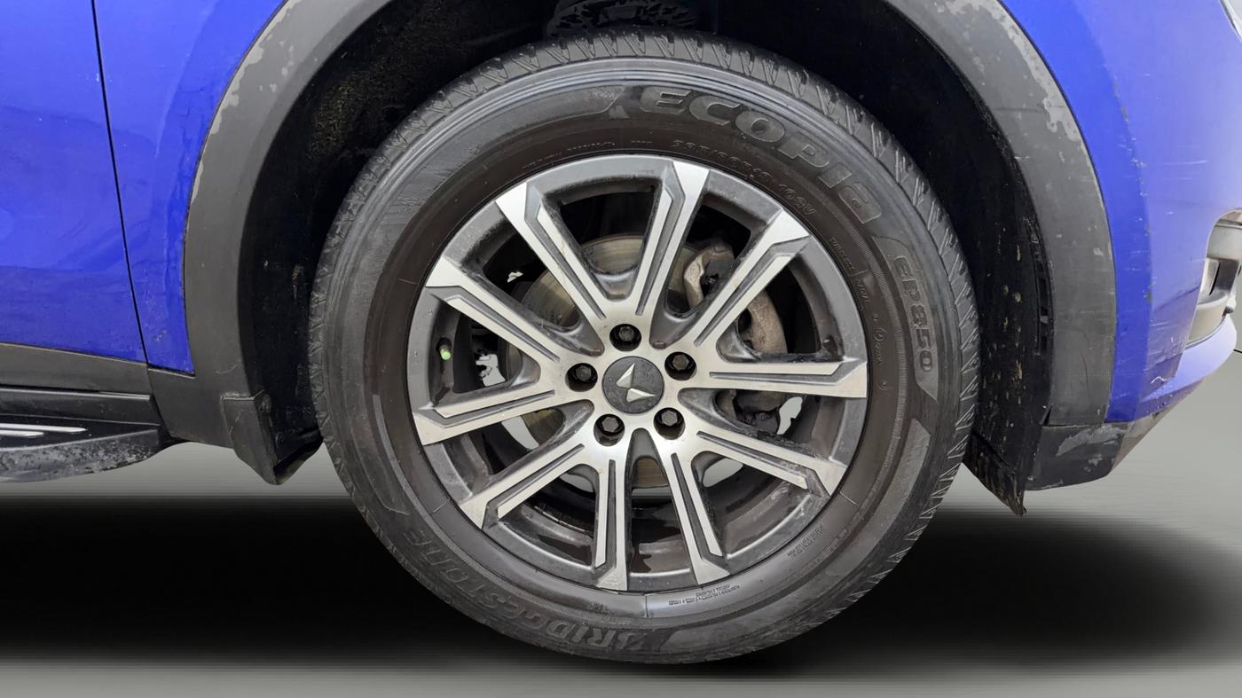 2023 Mahindra XUV700 AX 7 P MT 7 STR, Petrol, Manual, 60,592 km, Right Front Wheel