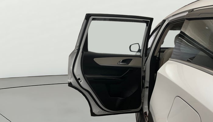 2022 Mahindra XUV700 AX 7 LUXURY D MT 7 STR, Diesel, Manual, 48,333 km, LHS Rear Door