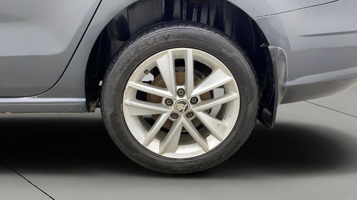 2017 Skoda Rapid STYLE 1.6 MPI AT, Petrol, Automatic, 1,17,571 km, Left Rear Wheel